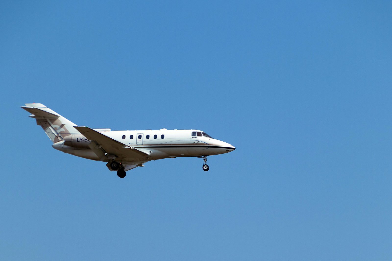 Hawker Midsize Jet im Landeanflug — Kategorie für 6 bis 9 Passagiere