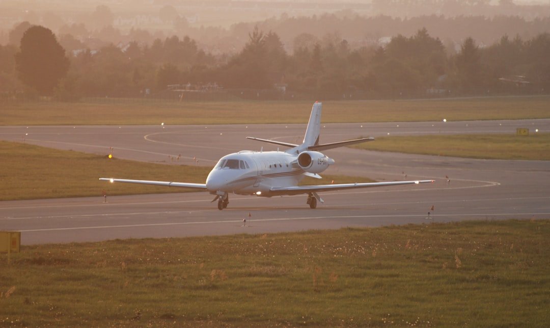 Light Jet Privatflugzeug beim Start — Kategorie für 4 bis 7 Passagiere auf Kurzstrecken