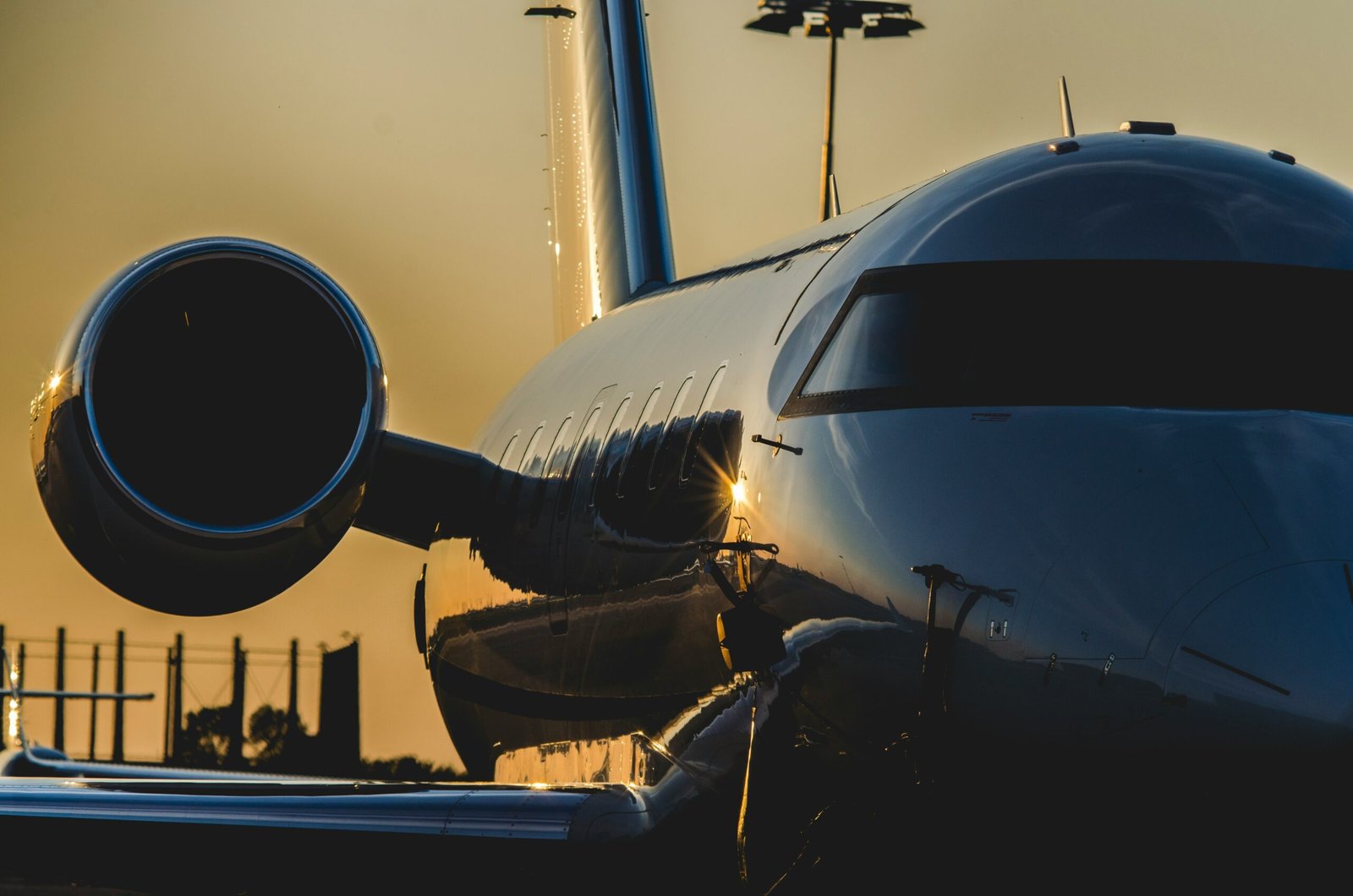 Ultra Long Range Privatjet mit großem Triebwerk im Sonnenuntergang — Kategorie für 12 bis 19 Passagiere